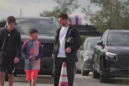 开云体育-长成大小伙了！梅西带三个儿子去训练，13岁蒂亚戈和梅西差不多高