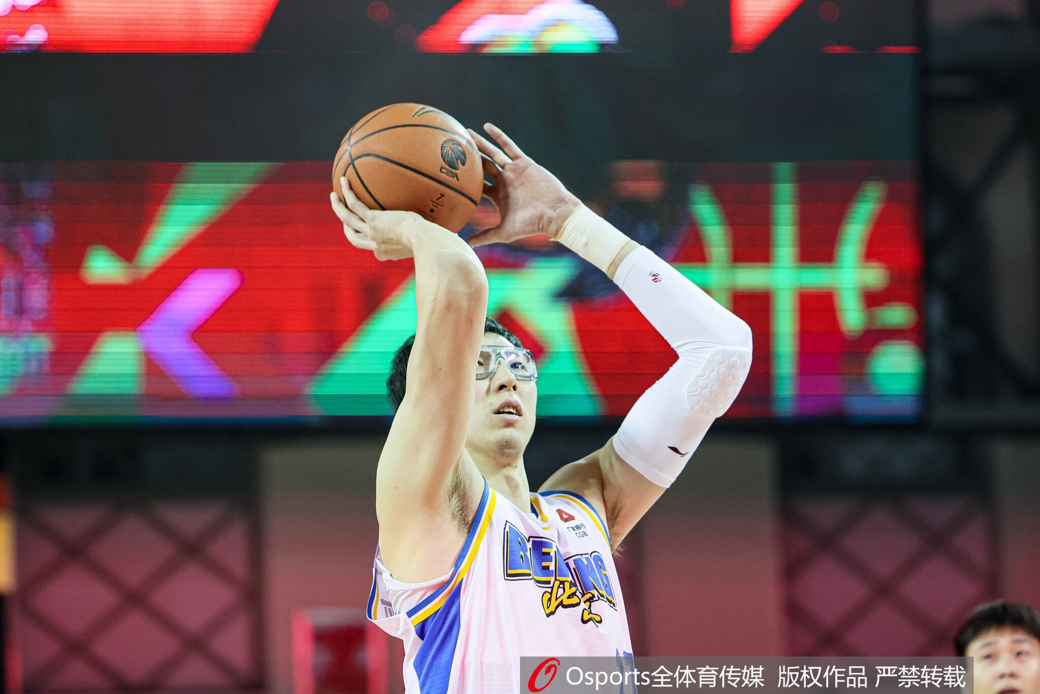 开云注册入口-真该练练罚球了!周琦半场4罚全铁 仅得到3篮板1失误&正负值-10